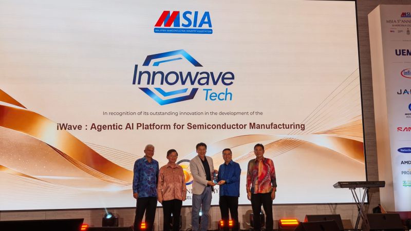 Innowave Tech receiving recognition on stage at the MSIA fifth-anniversary and Merdeka celebration.