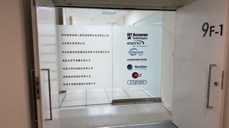Büroeingang mit dem Logo von Innowave Tech unter den Namen auf der Glastür.