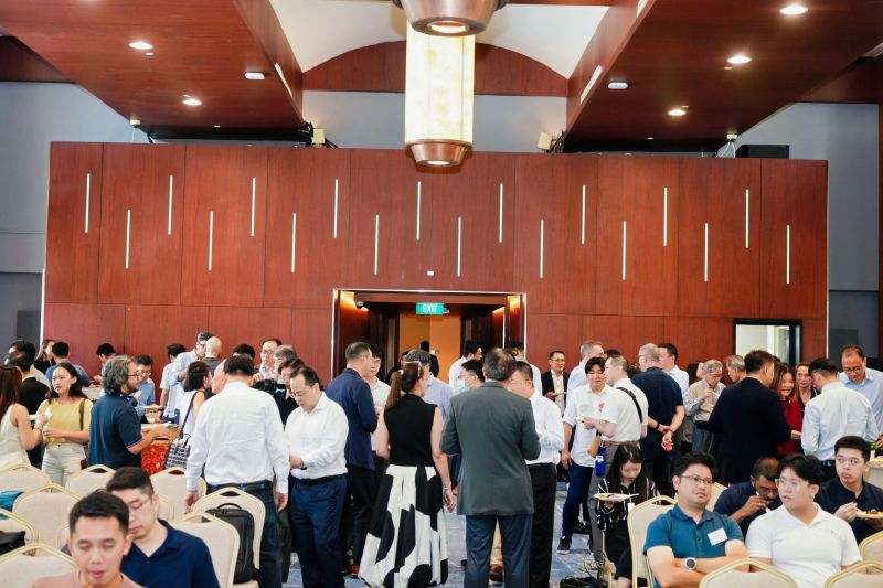 Participants talking during a networking break at the Innowave Tech Forum 2026.