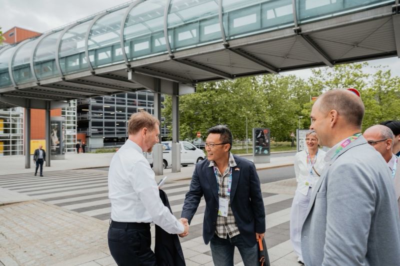 Delegates greeting one another outside the Silicon Saxony Days venue.